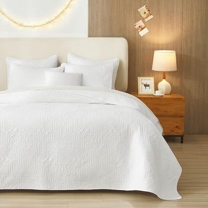 HiSnug White Quilt Set King Size - Lightweight Summer Bedspread Soft Oversized King Quilt Bedding Set for All Seasons Machine Washable 3 Pieces